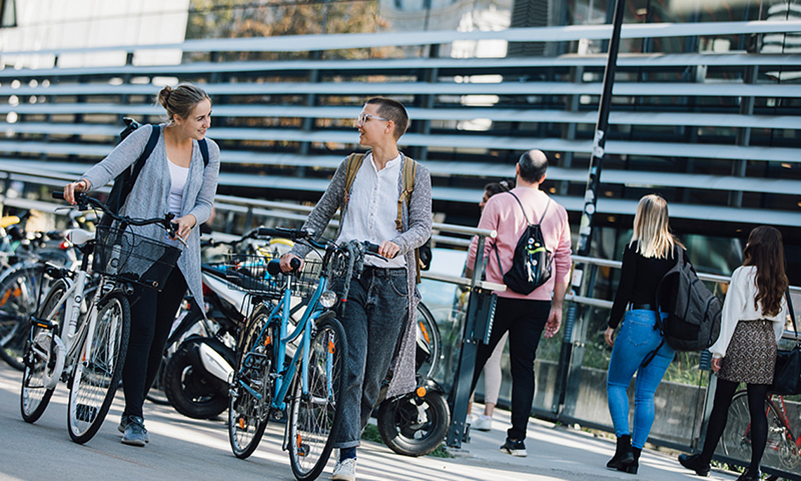 Kürzere Wege, nachhaltige Mobilität, Carsharing & co: Welche Wege es gibt, um klimafreundlich und gleichzeitig sozial verträglich zu leben, erklärt der Ökonom Karl Steininger im AirCampus. Foto: Uni Graz/Kanizaj. 