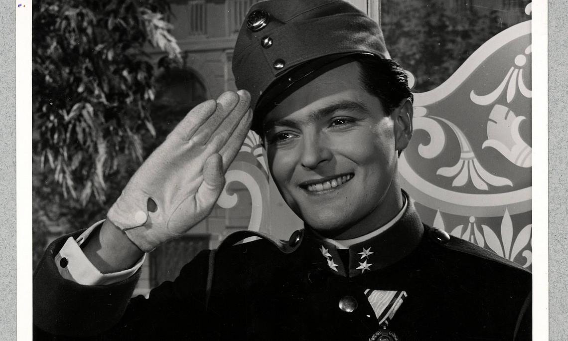 Filmausschnitt Schauspieler in Uniform in schwarz-weiß