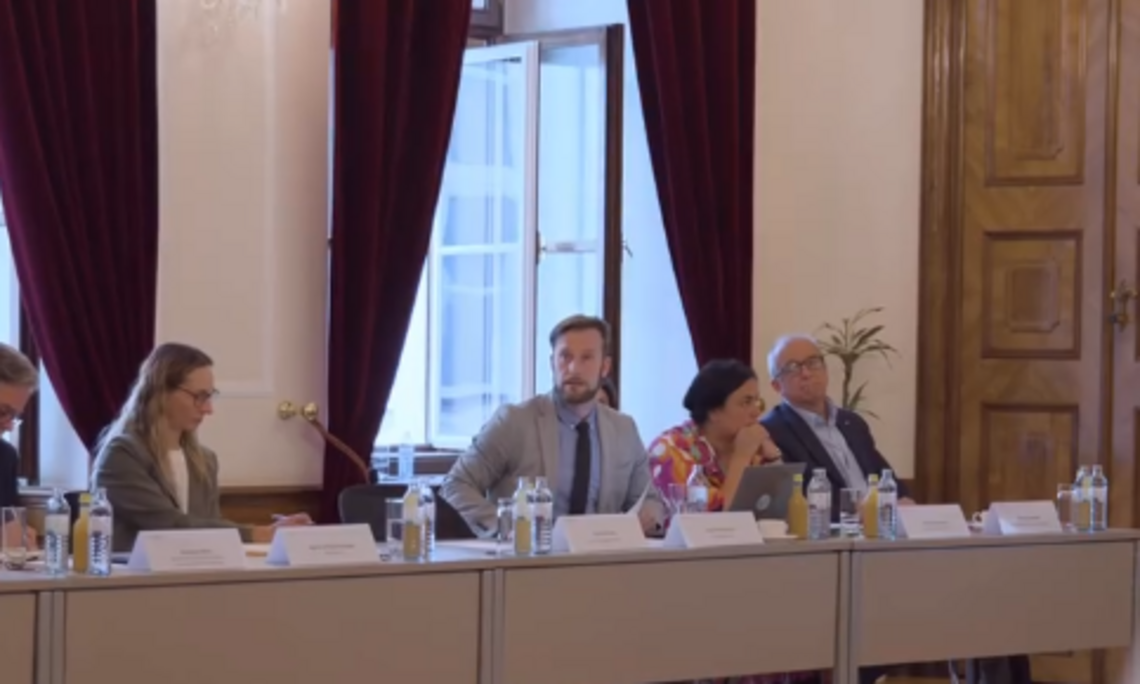 Friedensforscher-Josef-Muehlbauer-Als-Experte-Eingeladen-von-Bundesministerin