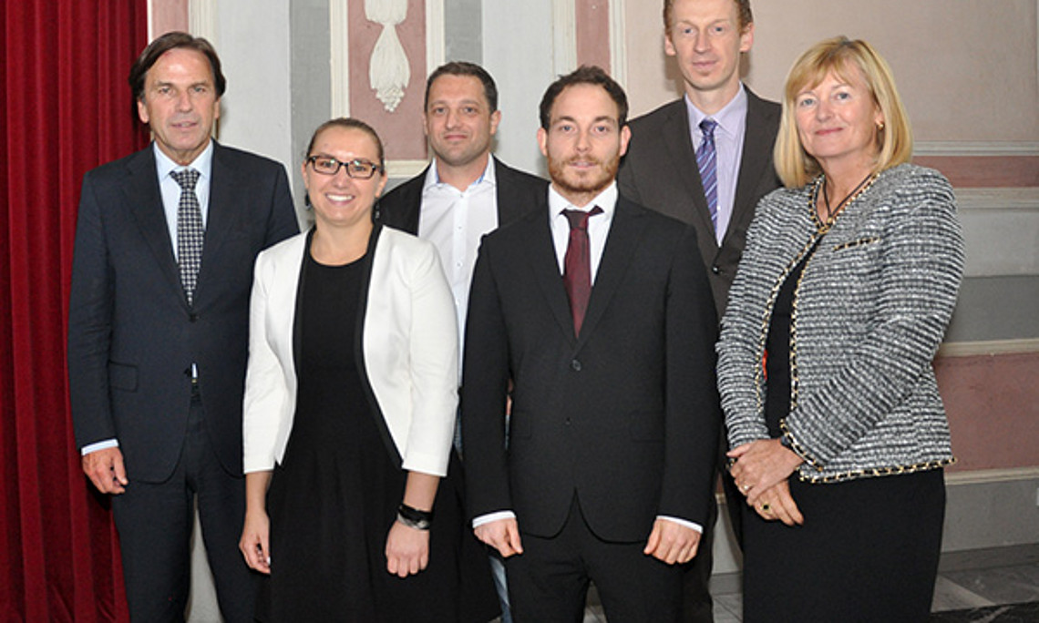 Landeshauptmann Franz Voves überreichte die sportwissenschaftlichen Preise an Iris Uitz, Alexander Müller, Oliver Weissenbacher und Andreas Konrad. Rektorin Christa Neuper gratulierte.