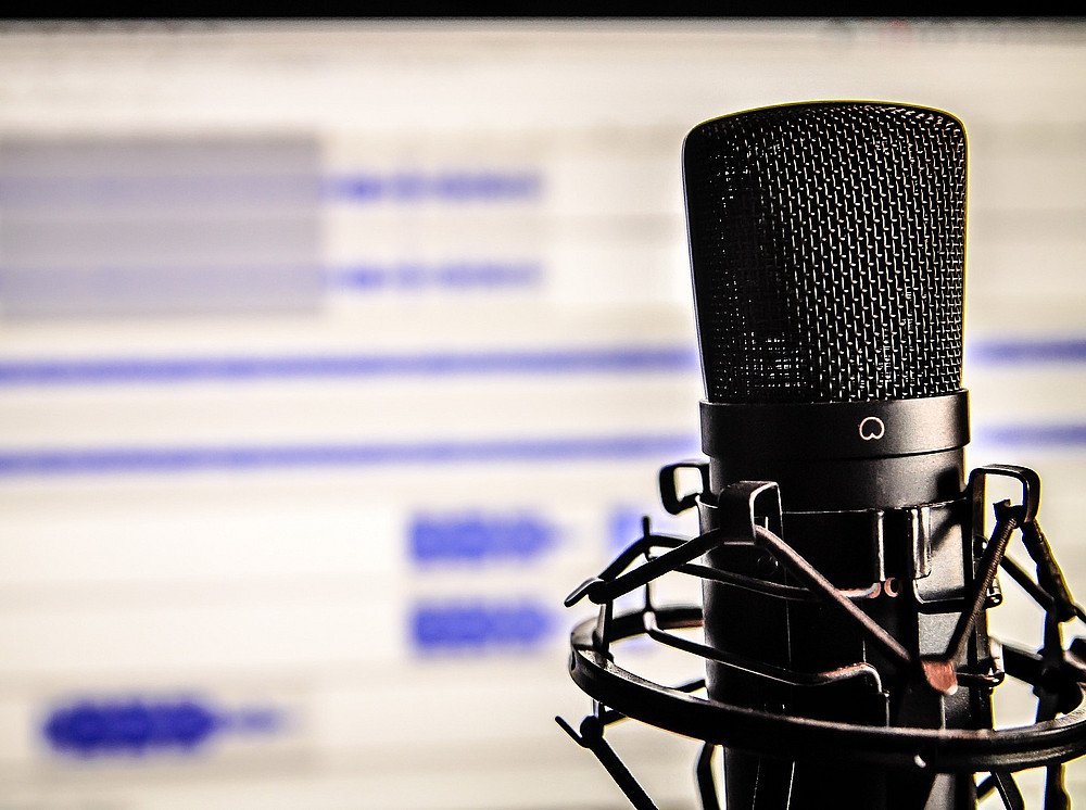 Podcast microphone in front of a blurred background ©Pixabay/Daniel Friesenecker