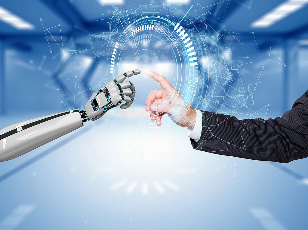 A robot hand touches the hand of a human ©stock.adobe.com/Alexander Limbach