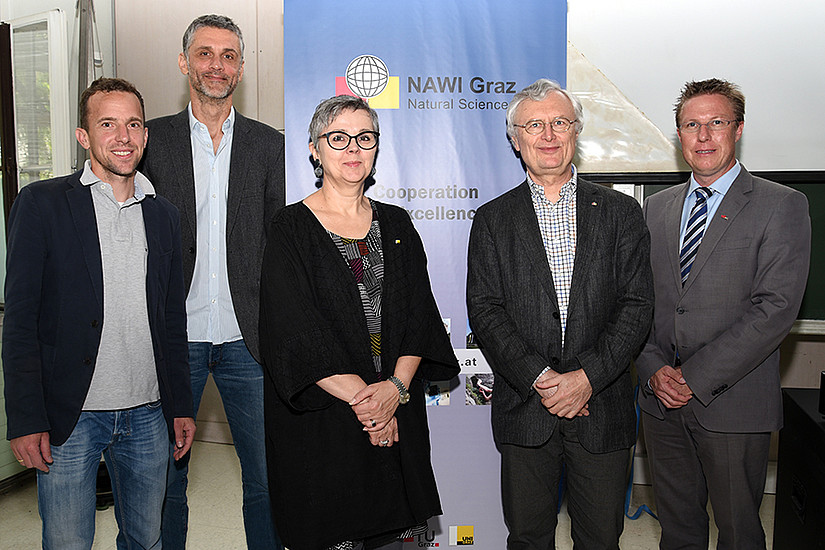 Eröffneten die neue NAWI Graz Core Facility: Uni-Graz-Physiker Martin Sterrer und Joachim Krenn, Uni-Graz-Vizerektorin Renate Dworczak, TU-Graz-Physiker Wolfgang Ernst sowie TU-Graz-Vizerektor und Dekan Detlef Heck (v.l.) Fotos: Uni Graz/Schweiger 