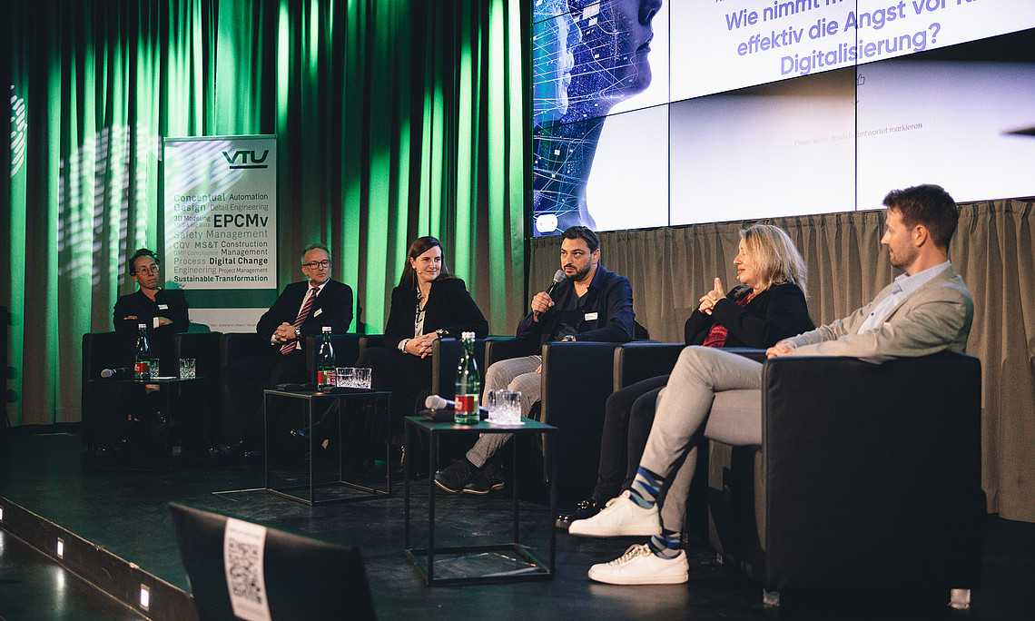 Die Expert:innen-Runde diskutierte technische, wirtschaftliche, ethische und rechtliche Fragestellungen rund um den Einsatz von KI in den Betrieben.