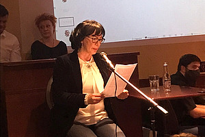 Rita Perintfalvi liest ein Stück des Textes vor.