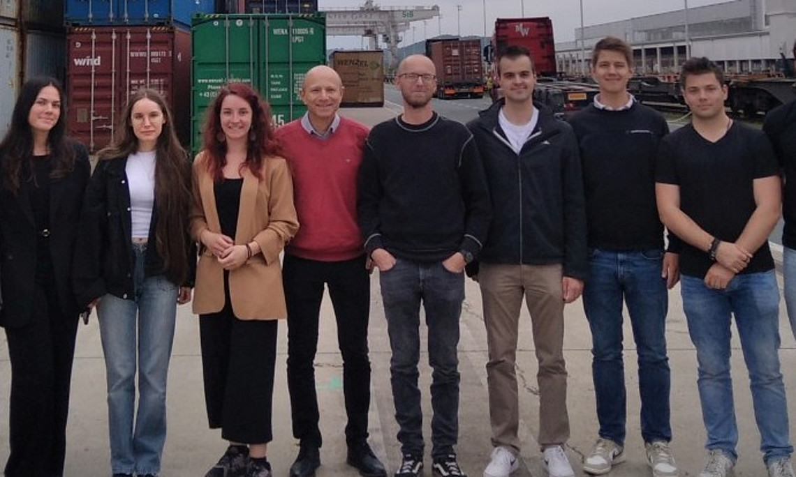 Studierende und Lehrende im Cargo Center Graz in Werndorf