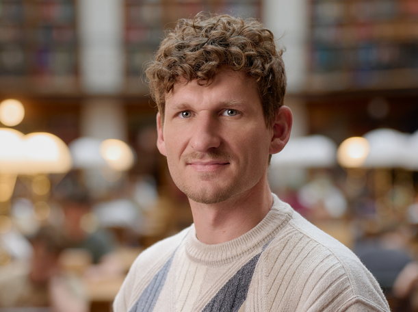 Elias Moser im Lesesaal der Uni Graz. ©WildundWunderbar