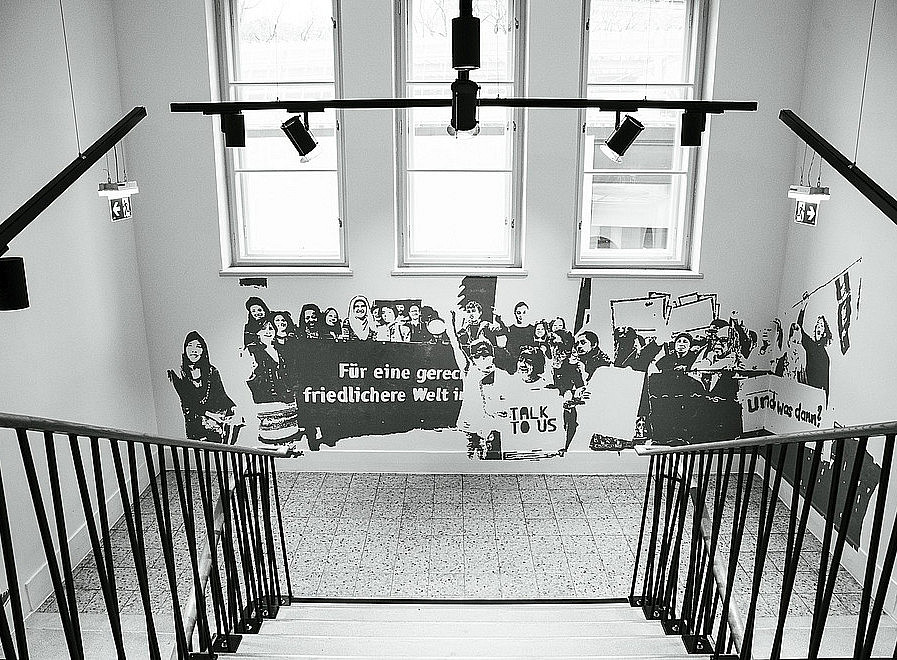 Ansicht Stiegenhaus Unicorn mit dem Kunstwerk von Schmirl ©Uni Graz/Tzivanopoulos