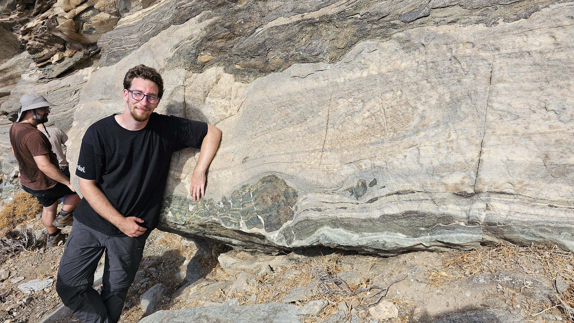 Marko Bermanec vor einem Eklogit-Boudin ©Bermanec Marko / Universität Graz