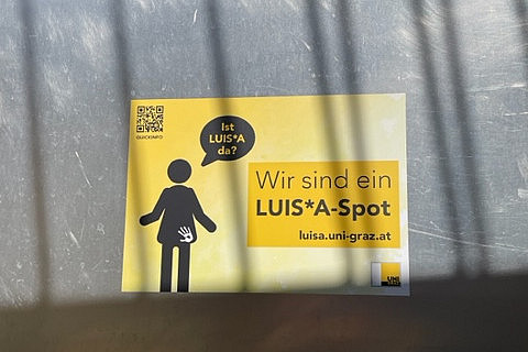 LUIS*A-Beklebung auf Metalltür 