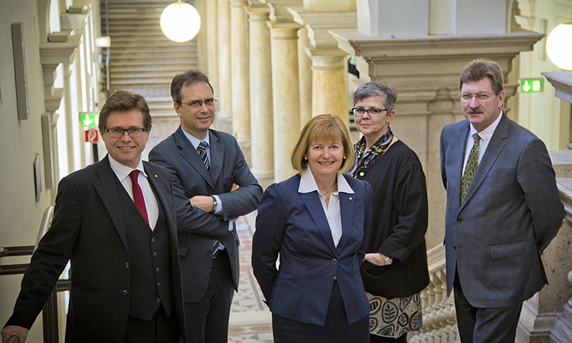 Im Amt bis 30. September 2019 bestätigt: Vizerektor Polaschek, Vizerektor Riedler, Rektorin Neuper, Vizerektorin Dworczak und Vizerektor Scherrer (v.l.), Foto: Lunghammer