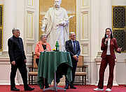 Karl Steininger, Daniela Jacob, Thomas Hlatky, Nina Knittel around a bar table on the podium in the auditorium, behind them the statue of the emperor.