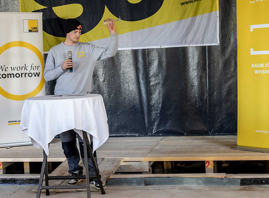 Lehrling Kevin Fladerer wirft ein Weinglas auf den Boden. ©© Helmut Lunghammer