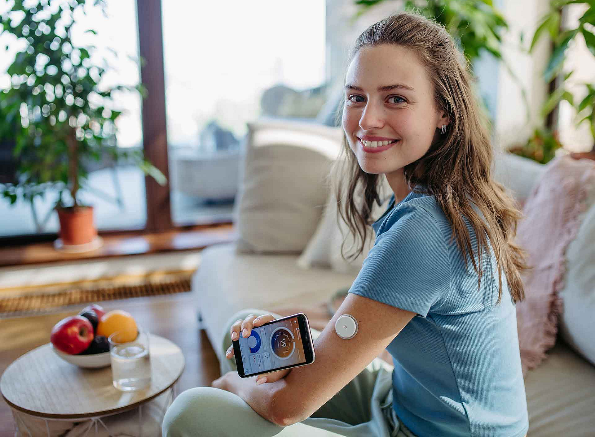 Frau misst Blutzucker mit Handy 