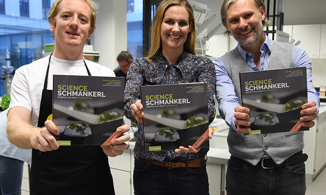 Fritz Treiber, Kerstin Jungwirth und Helmut Jungwirth (v.l.) servieren im neuen Kochbuch „Science Schmankerl“ Rezepte aus molekularen Küche. 
