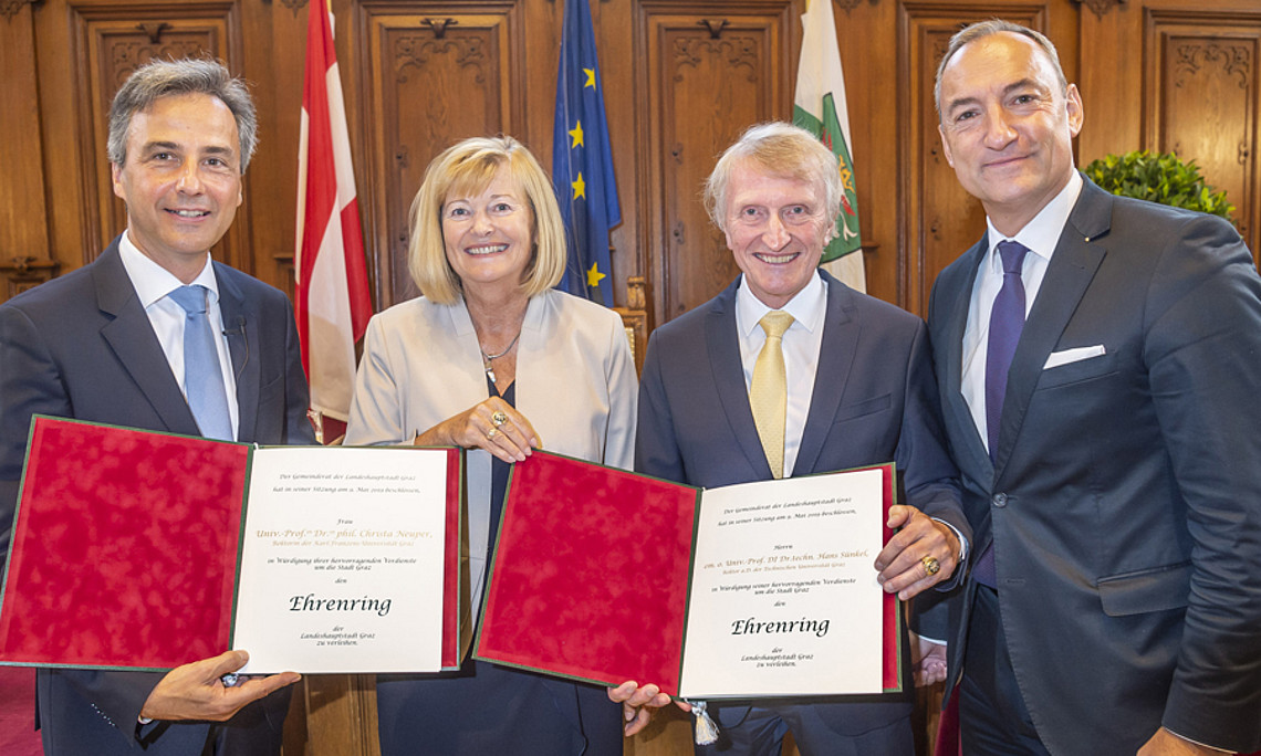 Bürgermeister Siegfried Nagl (l.) und Vizebürgermeister Mario Eustacchio (r.) überreichten die Ehrenringe an Christa Neuper und Hans Sünkel. Foto: Foto Fischer. 