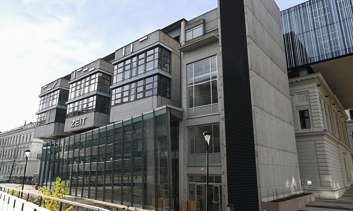 Im Domenig-Bau, der an die Universitätsbibliothek angeschlossen ist, nimmt Mitte Dezember das Studien-Service-Center seine Arbeit auf. In die Räumlichkeiten ziehen ab 9. Dezember die Studienabteilung, 4students und das Zentrum Integriert Studieren ein. Fotos: Uni Graz/Tzivanopoulos