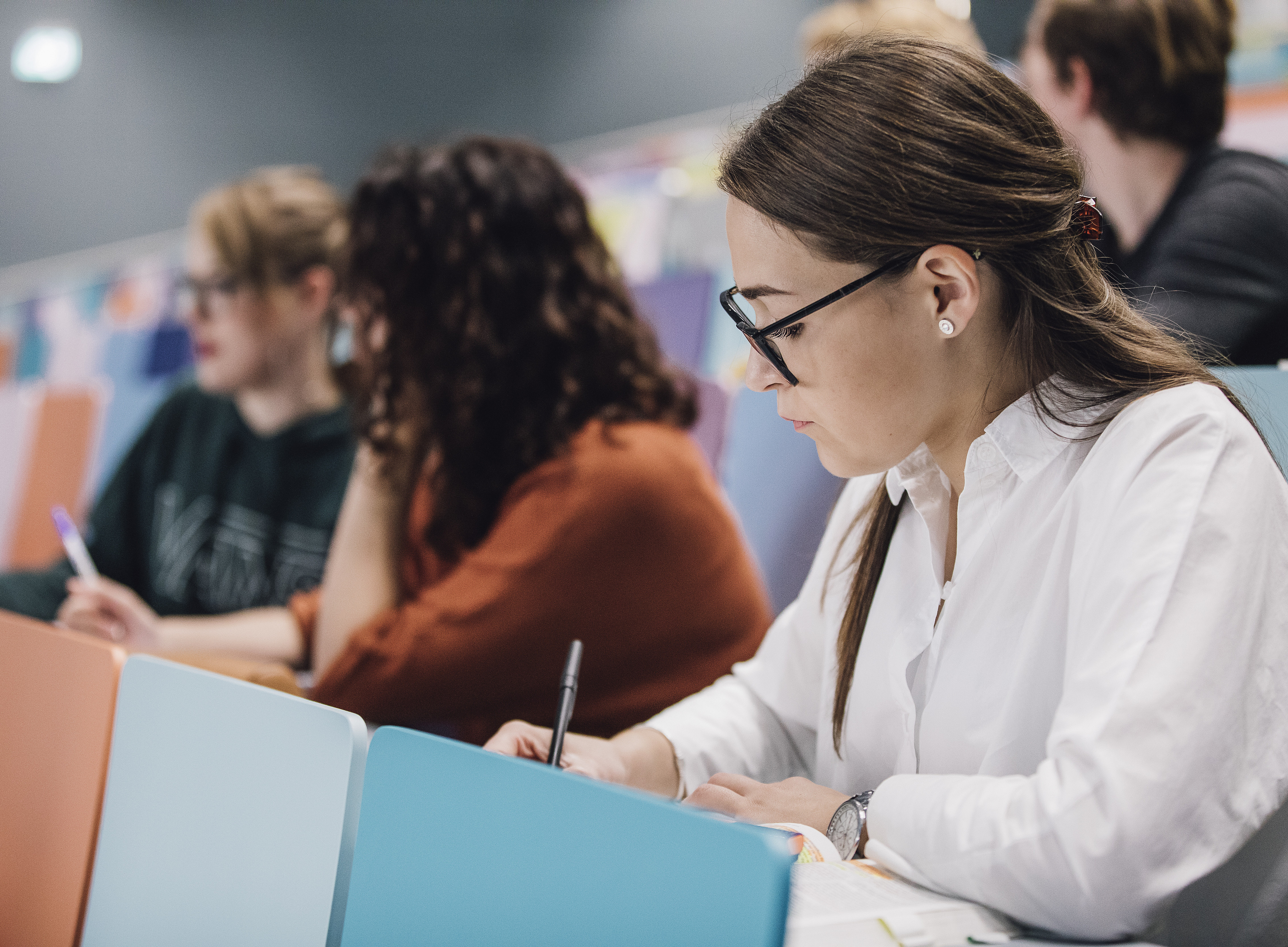 Studierende sitzen in einem Hörsaal und verfolgen eine Lehrveranstaltung. ©Uni Graz/Kanizaj