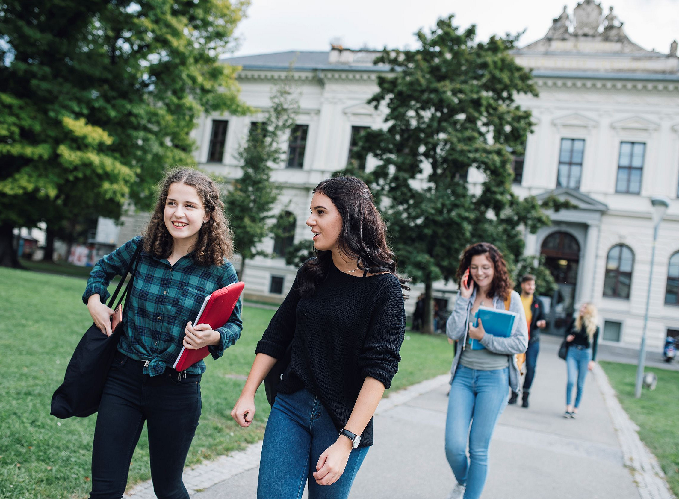 Drei Studentinnnen am Campus ©Uni Graz