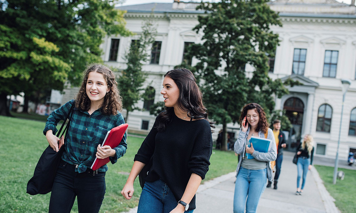 Drei Studentinnnen am Campus