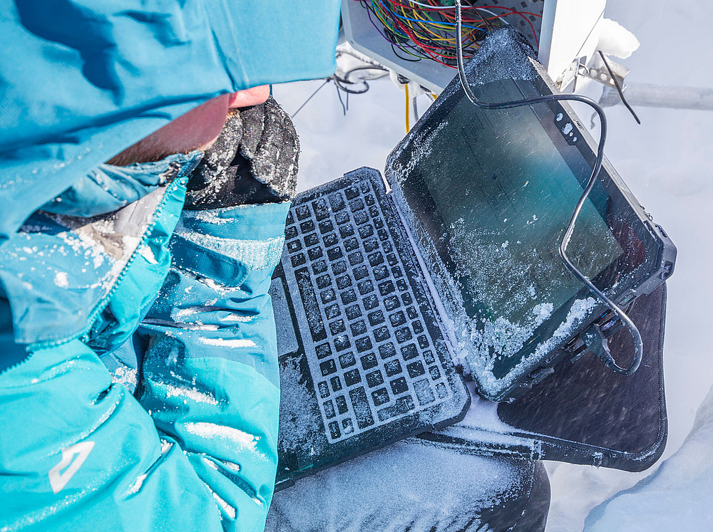 Jakkob Abermann mit vereistem Laptop bei Messungen in Grönland 