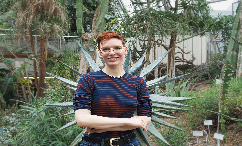 Sarah Bürli im Botanischen Garten der Uni Graz
