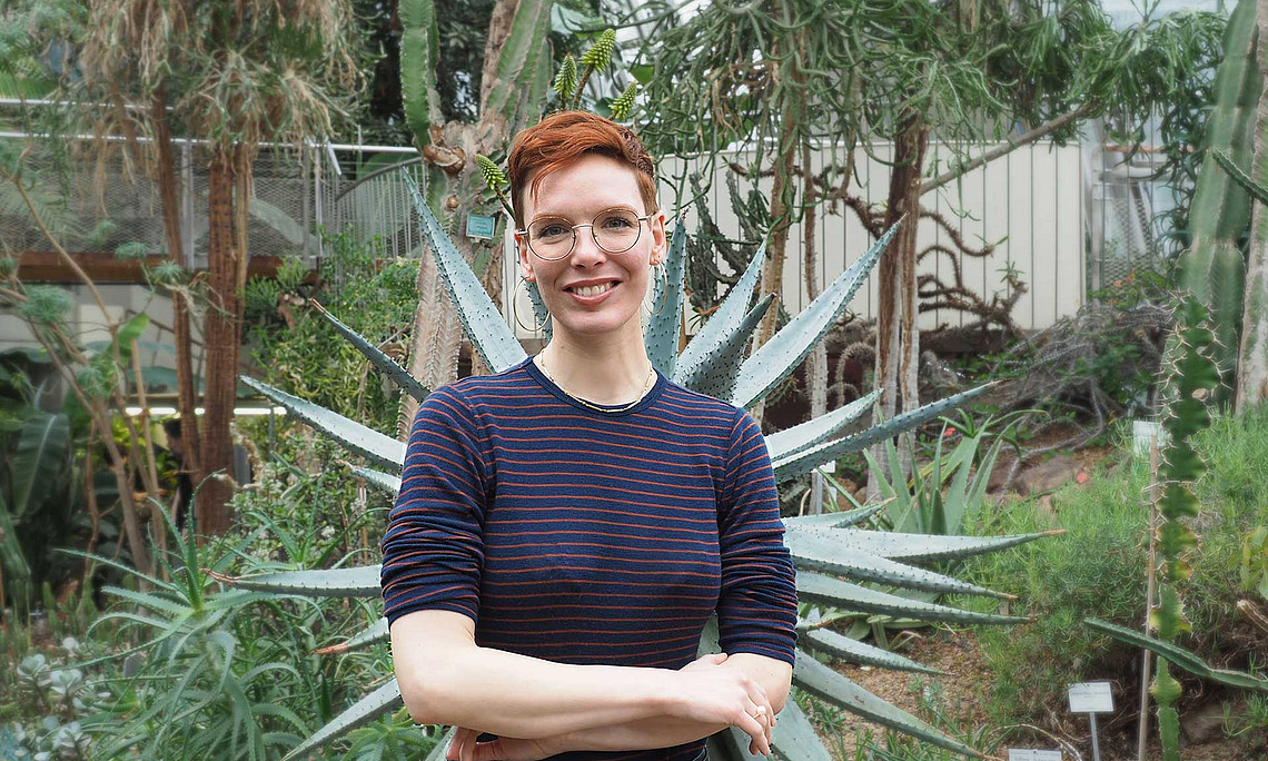 Sarah Bürli im Botanischen Garten der Uni Graz