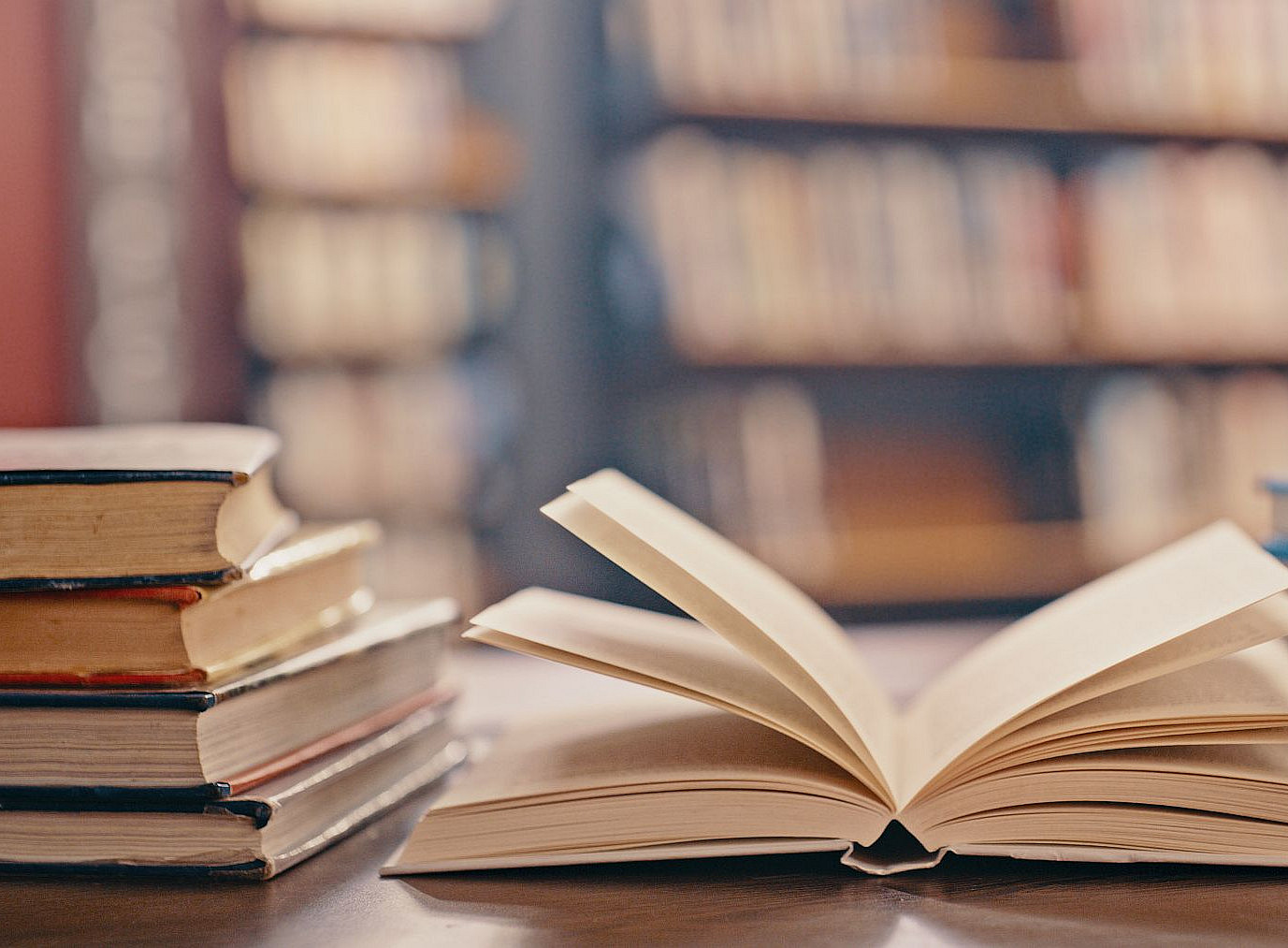 aufgeschlagenes Buch ©PeopleImages.com - #2606151