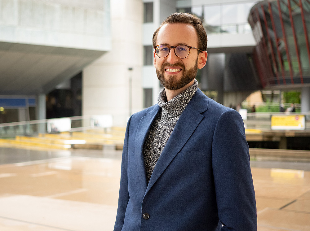 Lukas Mische vor dem Resowi-Gebäude der Universität Graz. ©Uni Graz/Radlinger