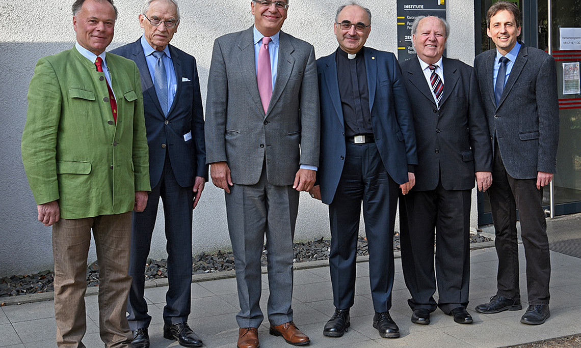 Organisatoren und Ehrengäste des Festsymposiums: Peter Piffl-Percevic und Hans Marte von Pro Oriente, Bischof Wilhelm Krautwaschl, flankiert von den Wissenschaftern Pablo Argarate und Grigorios Larentzakis, sowie Dekan Reinhold Esterbauer; Foto: Uni Graz