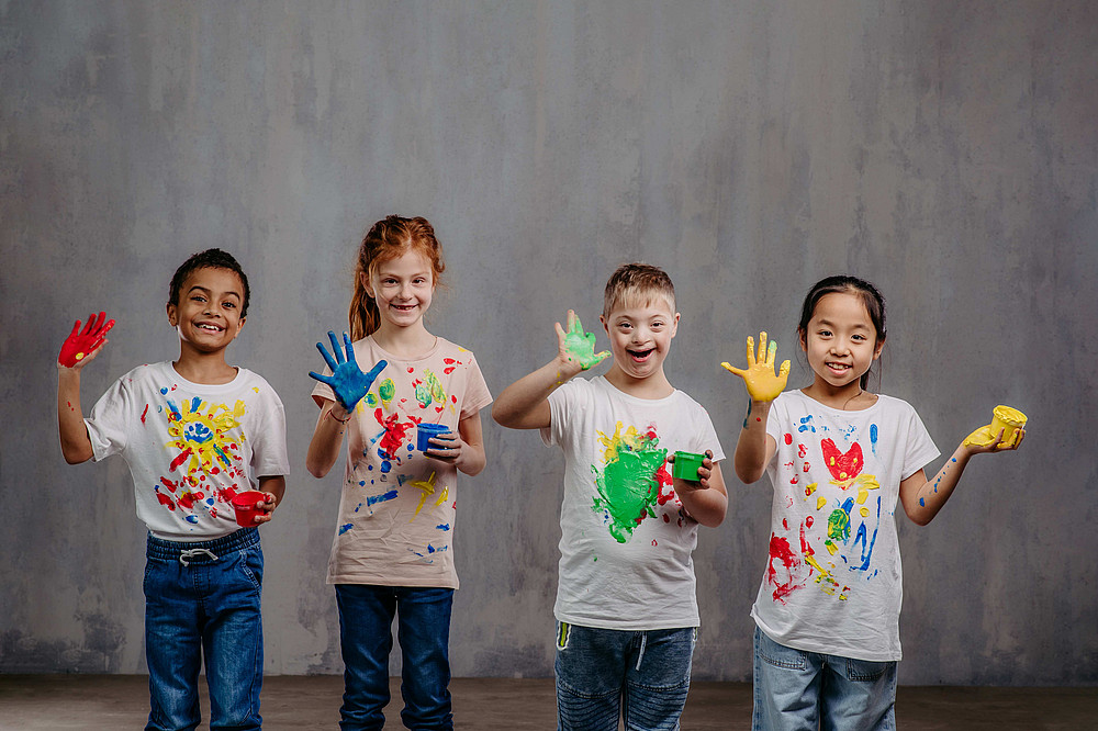 Kinder mit bunt bemalten Händen ©stock.adobe.com/Halfpoint