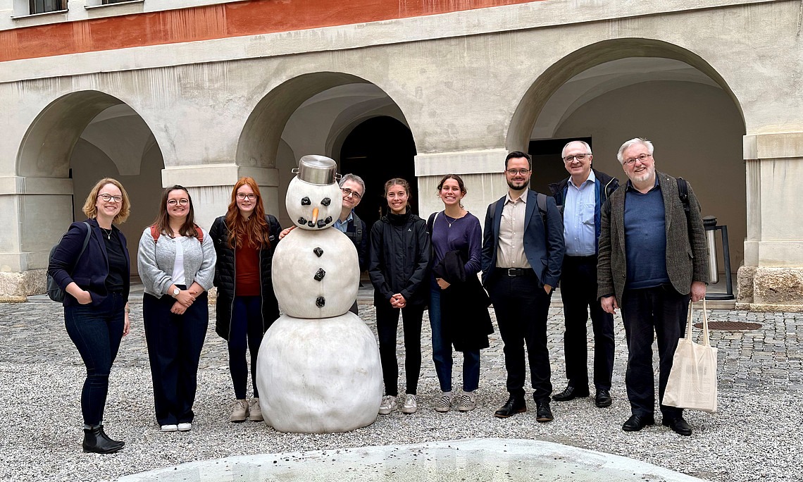 Gruppenbild Leipziger Gäste der Kath-Theol Fakultät im Innenhof des Priesterseminars