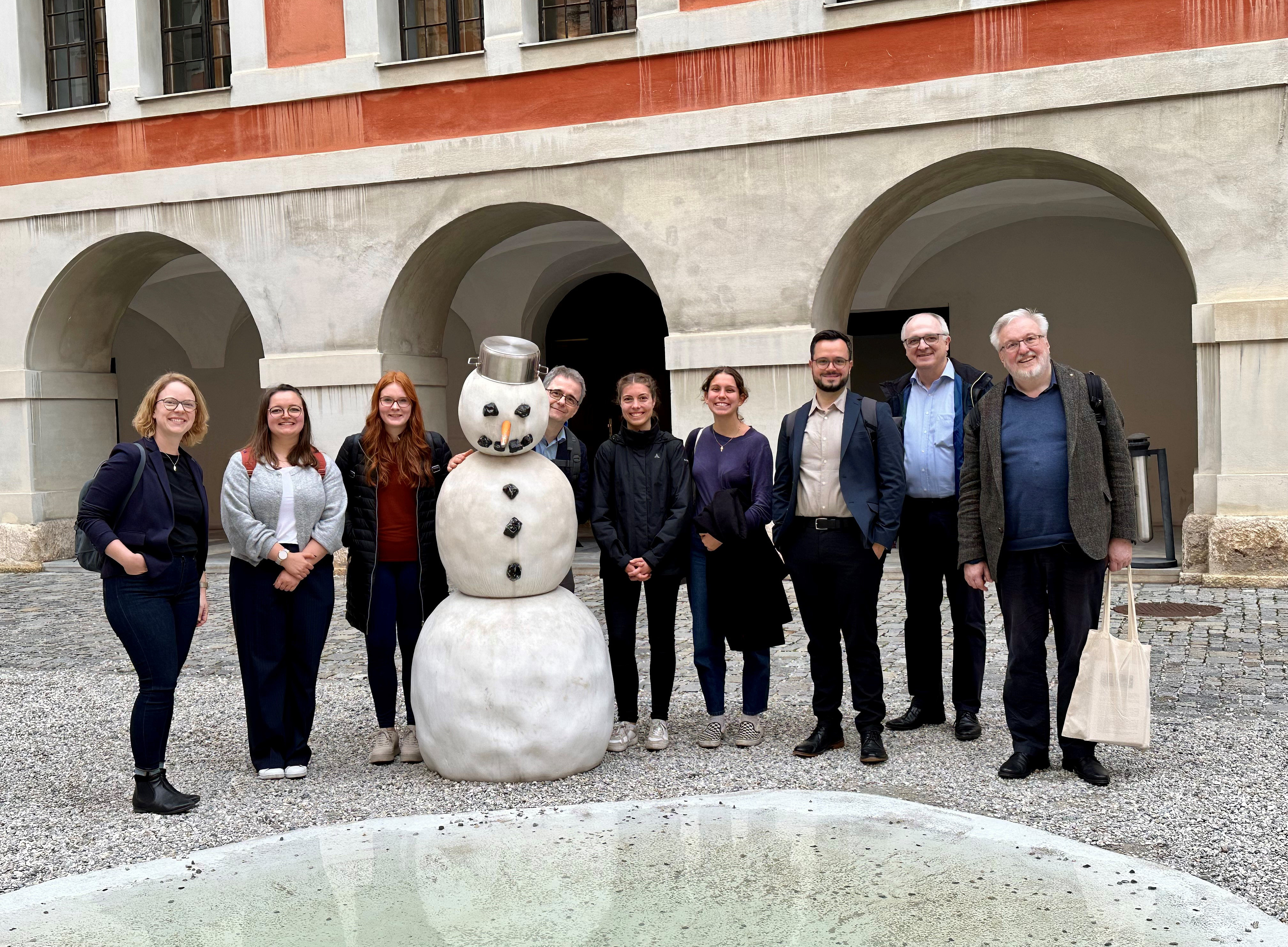 Gruppenbild Leipziger Gäste der Kath-Theol Fakultät im Innenhof des Priesterseminars 