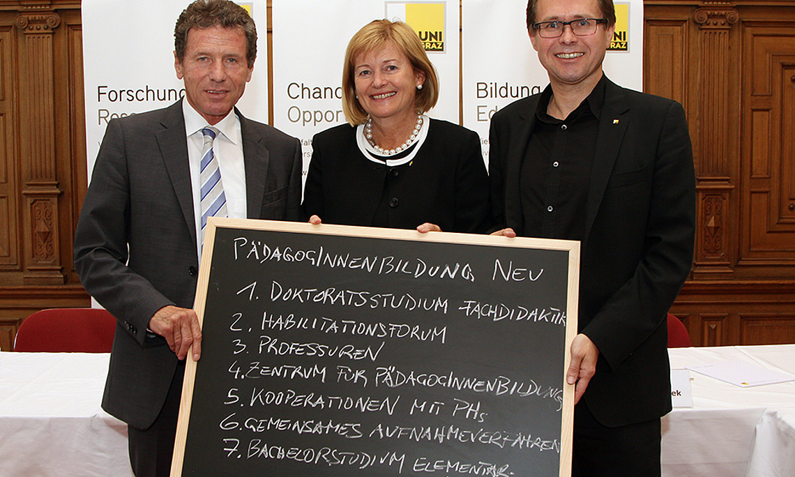 Minister Töchterle, Rektorin Neuper und Vizerektor Polaschek (v.l.) stellten das Sieben-Punkte-Programm der Uni Graz zur PädagogInnenbildung Neu vor.