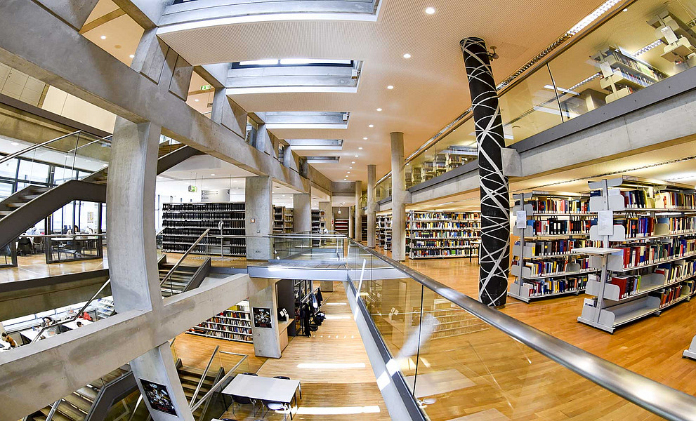Das Bild zeigt die oberen Stockwerke einer Bibliothek