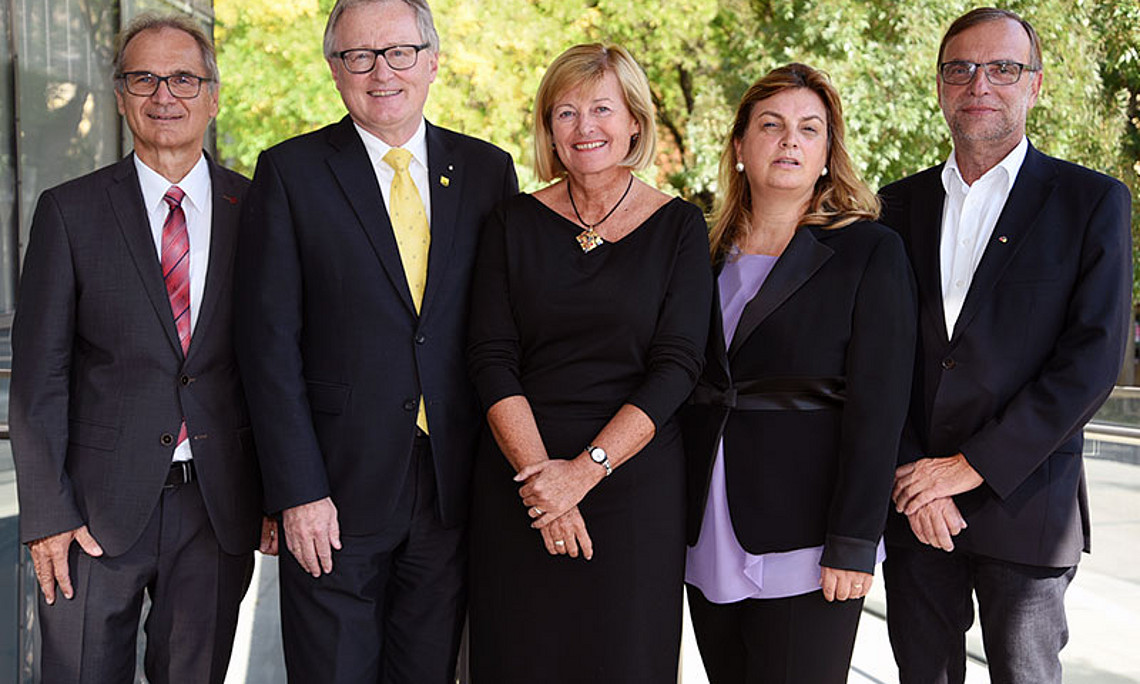 Rudolf Bauer (2.v.l.) mit Hermann Stuppner, Präsident HMPPA, Rektorin Christa Neuper, Anna-Rita Bilia, Präsidentin GA, und Vize-Studiendekan Martin Mittelbach (v.l.). Foto: Uni Graz/Pichler
