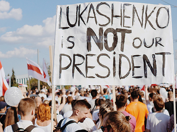 Seit dem Sommer protestieren in Weißrussland Menschen unterschiedlichster Generation gegen die Wiederwahl von Alexander Lukaschenko. Die Demonstrationen gegen die gefälschte Wahl werden brutal aufgelöst. Foto: Artem Podrez/pexels.com 