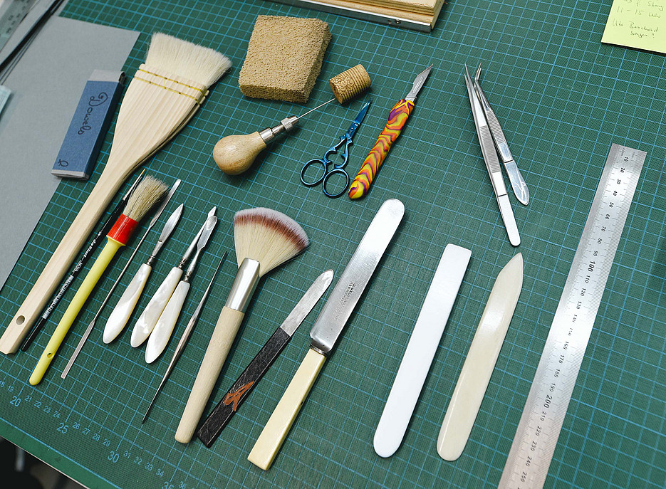 Verschiedene Werkzeuge liegen auf einer grünen Unterlage ©Uni Graz/Tzivanopoulos