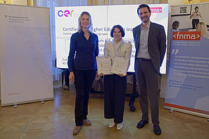 Der Beirat und die Uni Graz-Vertreterin mit den Zertifikaten