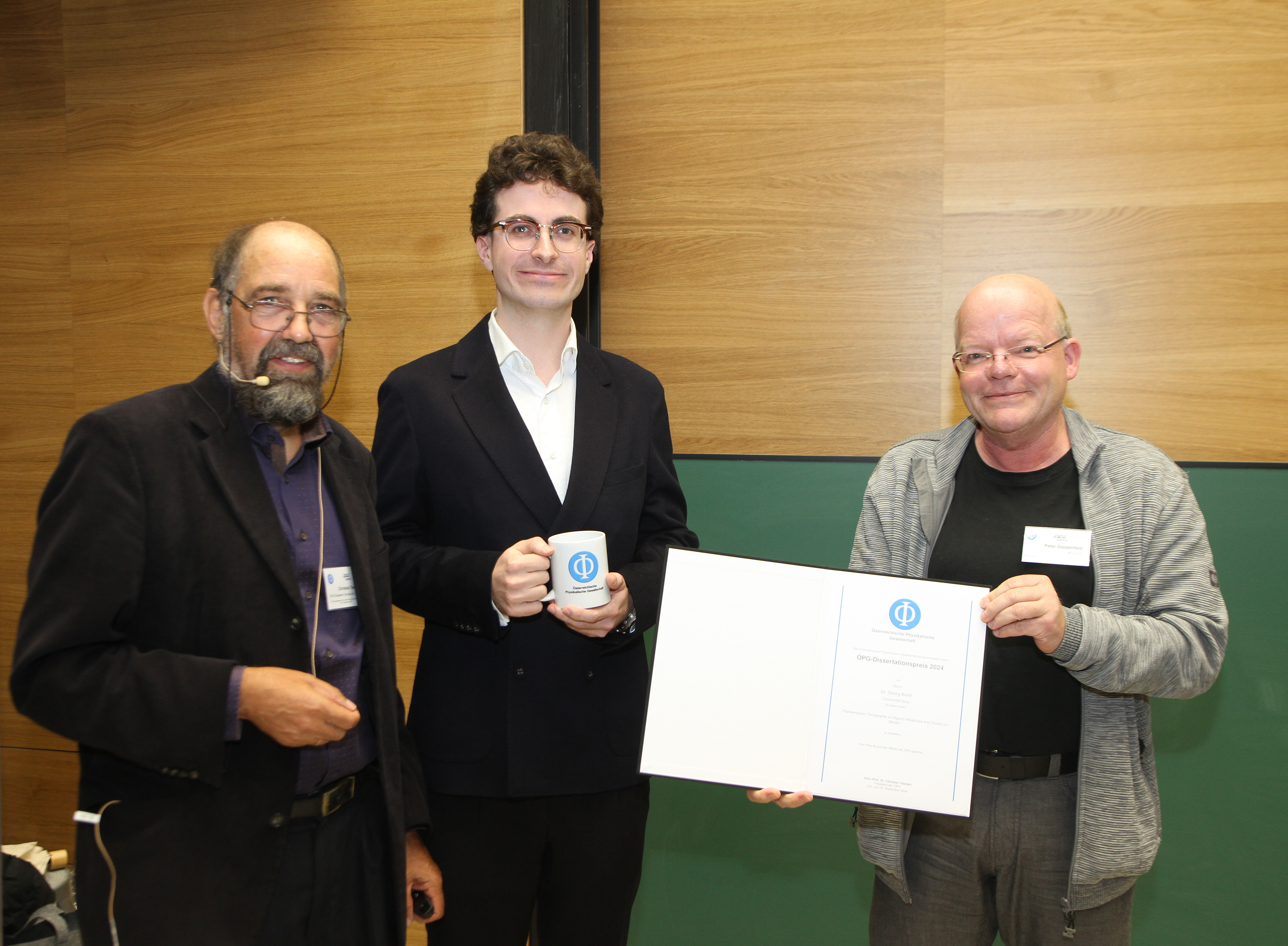 Dr. Georg Thomas Bon erhielt am 24.10.2024 den ÖPG Dissertationspreis. v.l.n.r.: Univ.Prof. Ao.Univ.Prof. Dr. Christian Teichert (ÖPG Präsident), Dr. Thomas Georg Boné, o. Univ.-Prof. Dr. Peter Zeppenfeld - Bild: ÖPG ©Thomas Boné