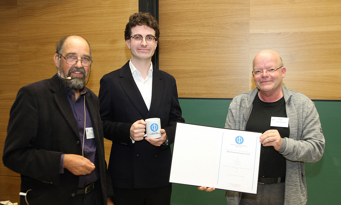 Dr. Georg Thomas Bon erhielt am 24.10.2024 den ÖPG Dissertationspreis. v.l.n.r.: Univ.Prof. Ao.Univ.Prof. Dr. Christian Teichert (ÖPG Präsident), Dr. Thomas Georg Boné, o. Univ.-Prof. Dr. Peter Zeppenfeld - Bild: ÖPG