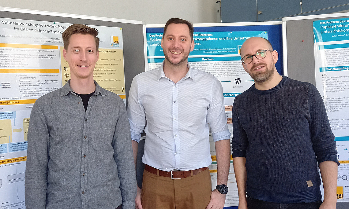 Bei der PERC-AT-Tagung gaben Florian Lienhart (Unterrichtsforschung zur Energiewende), Lukas Kehrer und Gregor Radlingmaier (Forschungs-Praxis-Transfer) Einblicke in den aktuellen Stand ihrer Forschung. - Foto: Uni Graz / Radlingmaier