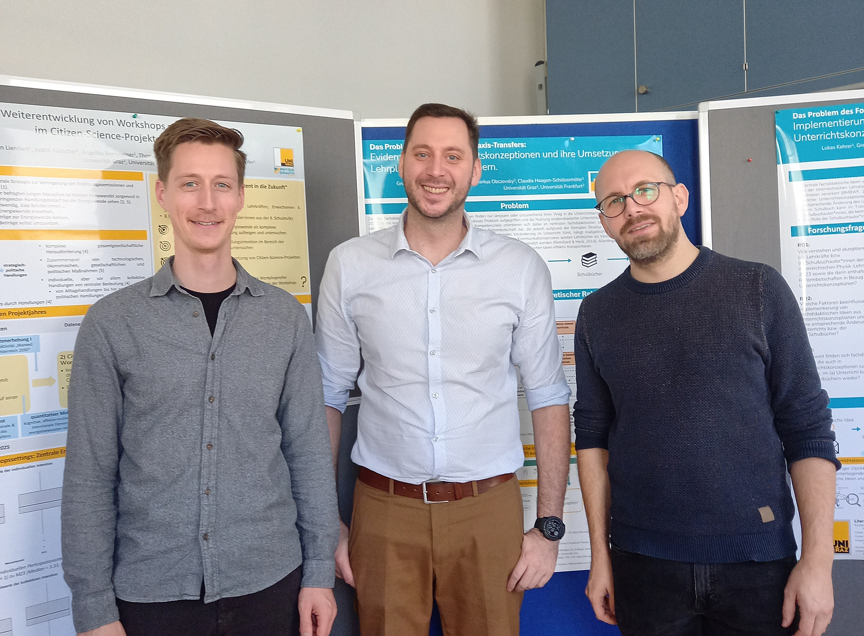 Bei der PERC-AT-Tagung gaben Florian Lienhart (Unterrichtsforschung zur Energiewende), Lukas Kehrer und Gregor Radlingmaier (Forschungs-Praxis-Transfer) Einblicke in den aktuellen Stand ihrer Forschung. - Foto: Uni Graz / Radlingmaier ©Uni Graz / Radlingmaier