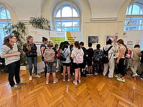 Viele interessierte Schüler*innen besuchten den Infostand des FZIB bei der Woche der Inklusion Foto: Copyright FZIB