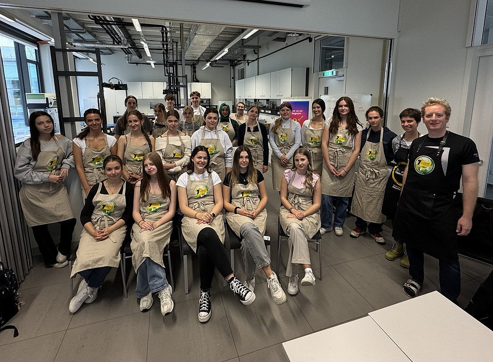 Die Klasse der HLW Klagenfurt im Geschmackslabor. ©Die 7. Fakultät