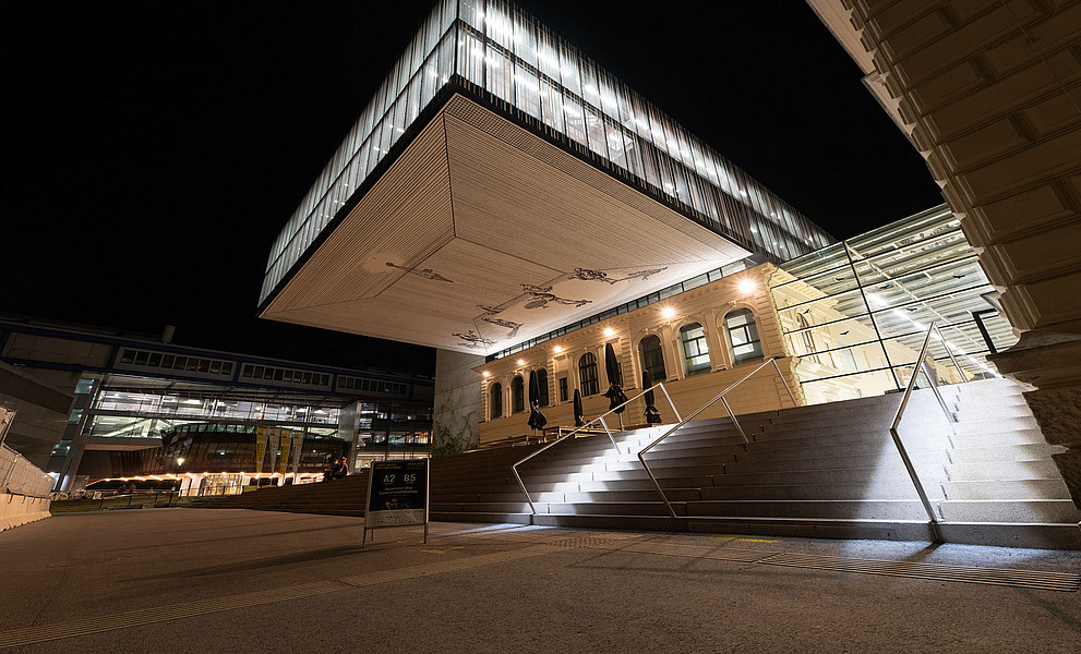 Nachtansicht des Eingangs zur Universitätsbibliothek