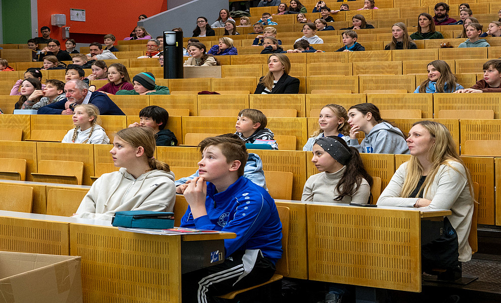 Schüler:innen im Hörsaal beim Mathematik-Wettbewerb