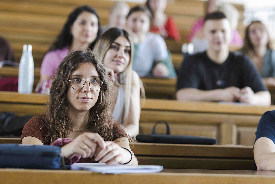 Studierende in einem Hörsaal der Uni Graz, Blick nach vorne gerichtetet Sujetbild fürs Studium Uni Graz