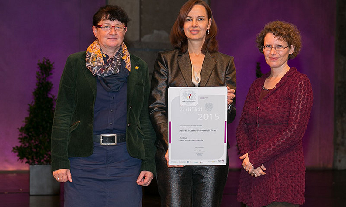 Eva Regele (l.) und Julia Spiegl (r.) mit Familienministerin Sophie Karmasin. Foto: Harald Schlossko.