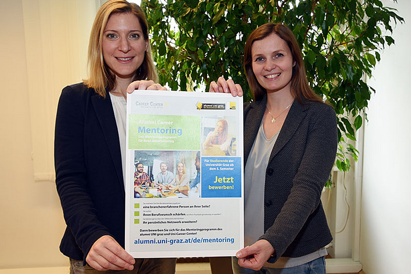 Sigrid Maxl-Studler (l.) und Tanja Baumgartner laden zum Alumni Career Mentoringprogramm ein. Foto: Uni Graz/Kastrun.